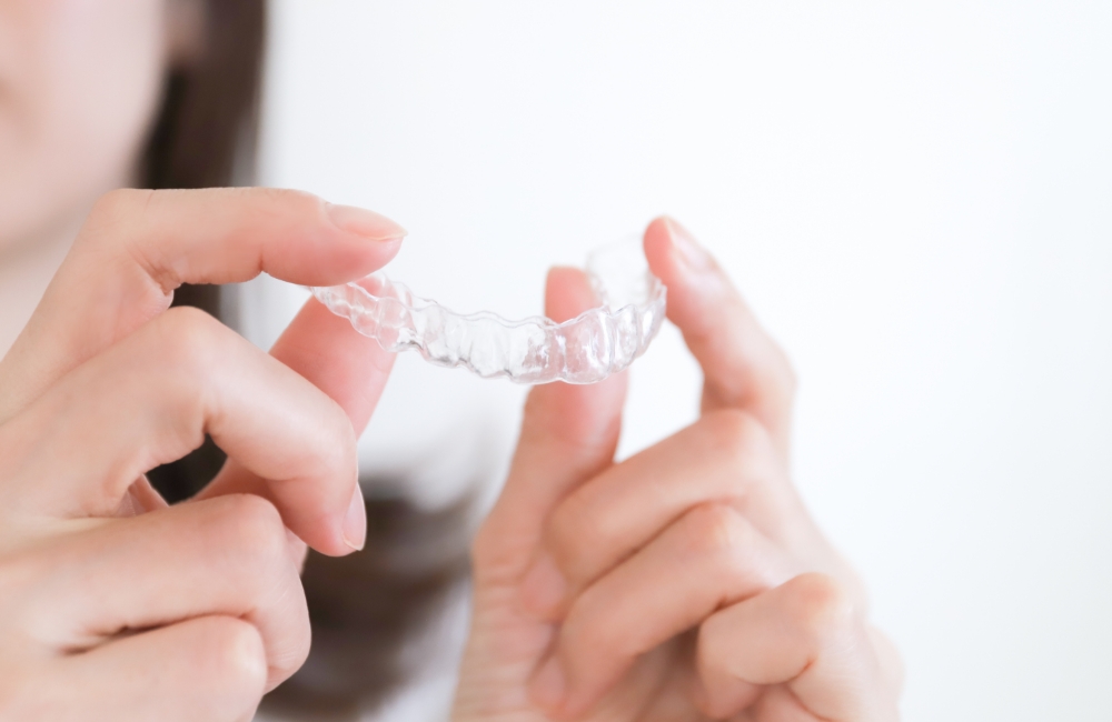 目立たず、気軽に始められる矯正治療